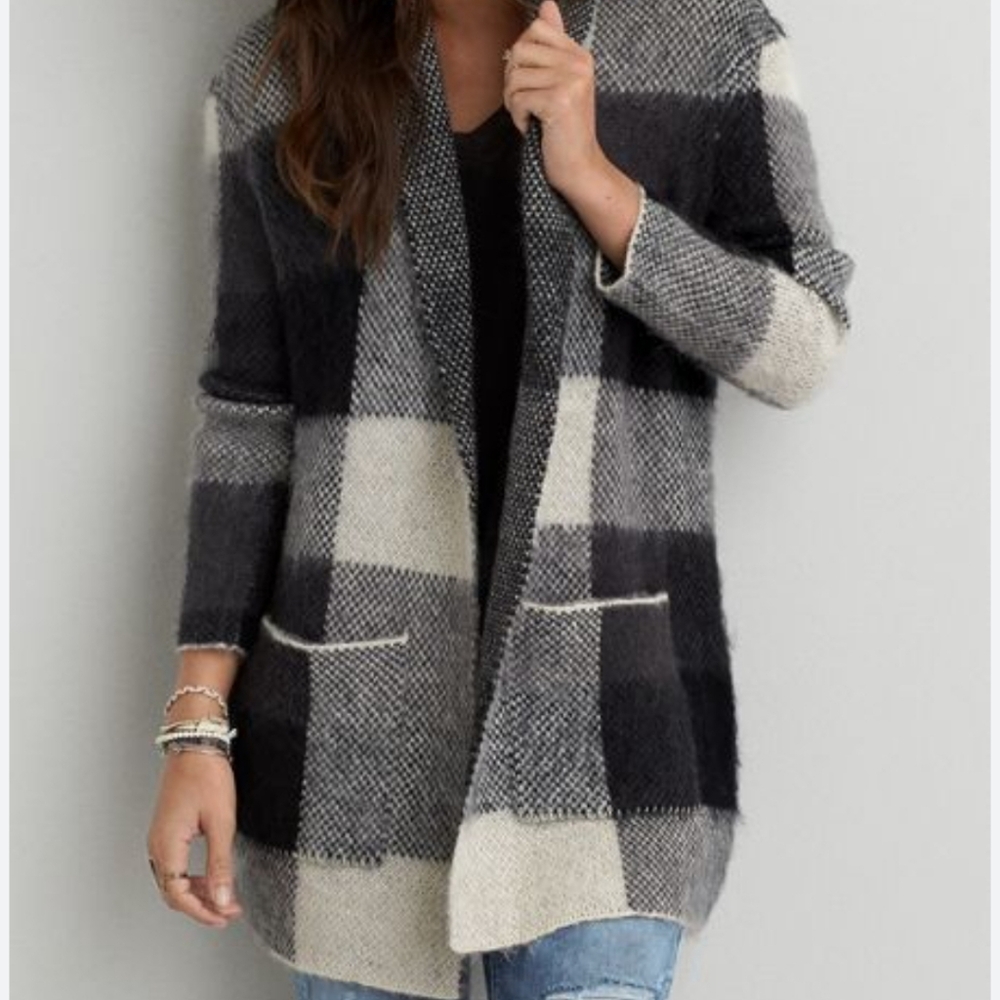 NWT. American Eagle Outfitters oversized plaid blazer/ duster sz. Medium